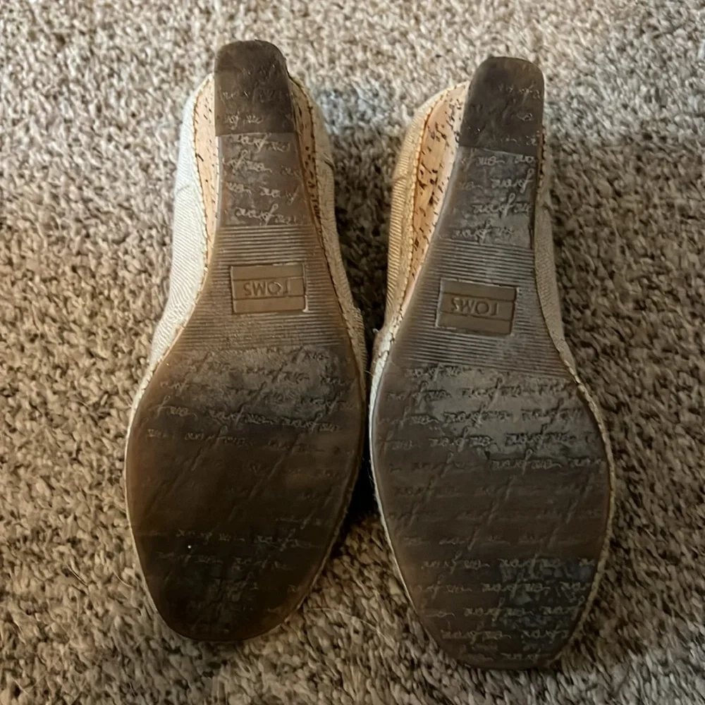 TOMS Wedges - Picture 2 of 3
